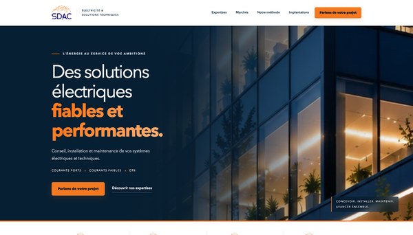 Accueil du site SDAC, avec une façade vitrée éclairée et le titre « Des solutions électriques fiables et performantes ».